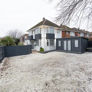 https://villa-estwood.tophotelsbath.com